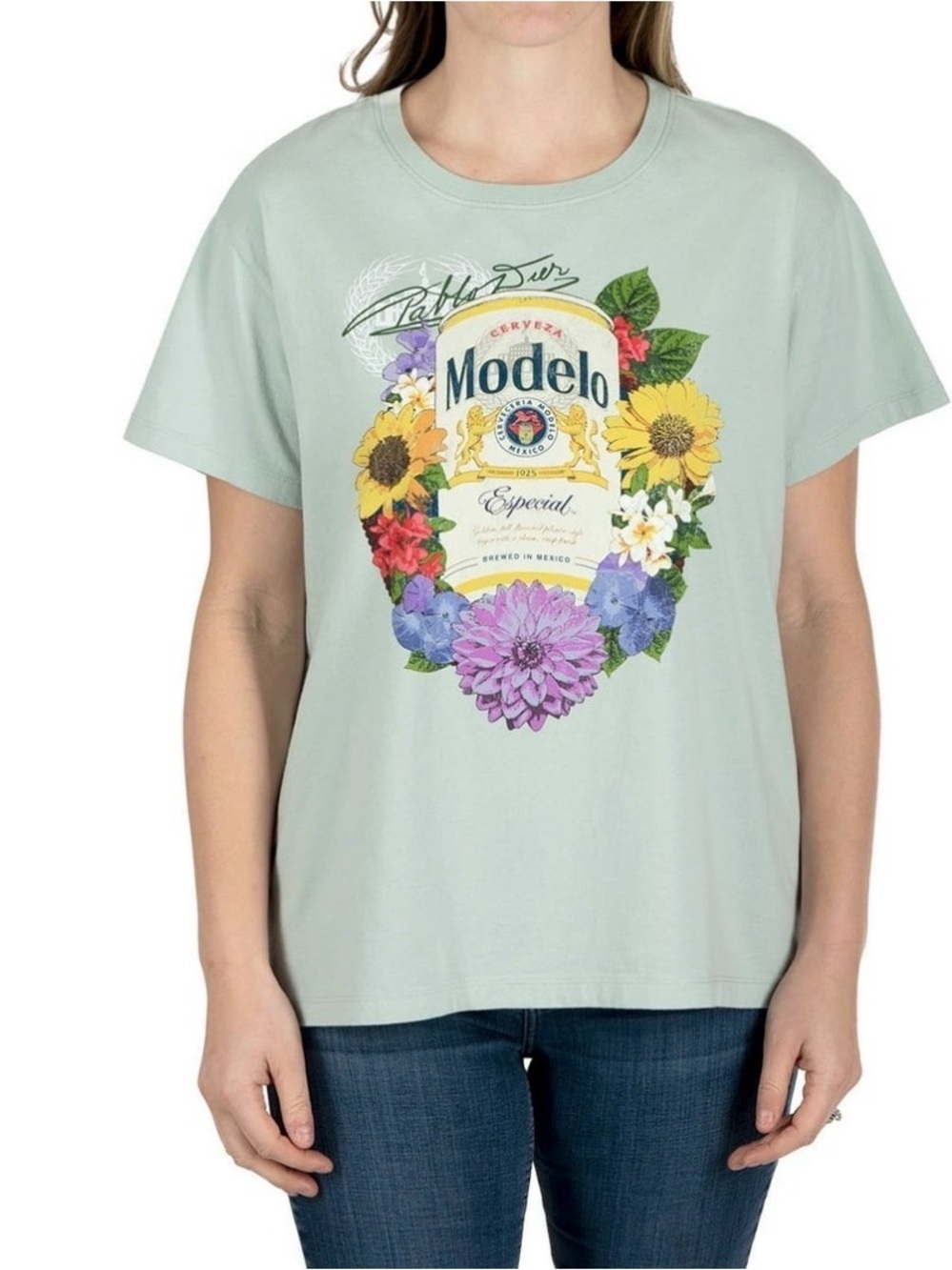 Modelo Licensed Graphic Tee